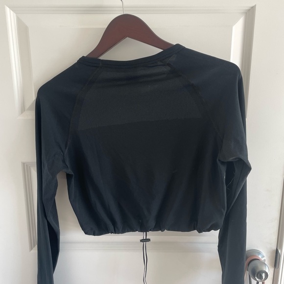 Gymshark black crop top with long sleeves - Picture 3 of 3